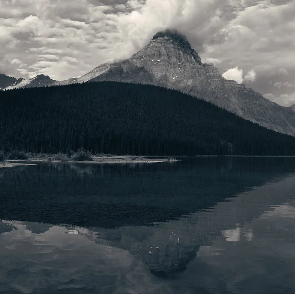 Lago Nascer Sol Com Reflexos Nuvens Montanhas Parque Nacional Banff — Fotografia de Stock