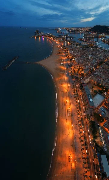 スペインでの夜のバルセロナの海岸航空写真 — ストック写真
