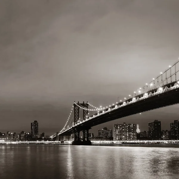 曼哈顿市区景观 晚上有桥 — 图库照片