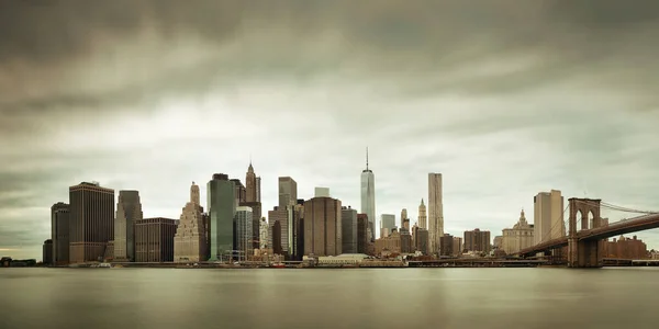 Манхеттенський Фінансовий Район Хмарочосами Бруклінським Мостом — стокове фото