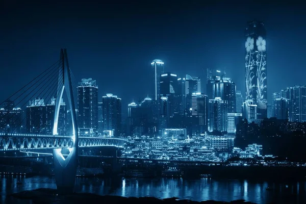 Міст Цяньсімен Торговим Комплексом Хонг Ядун Міською Архітектурою Вночі Чунціні — стокове фото