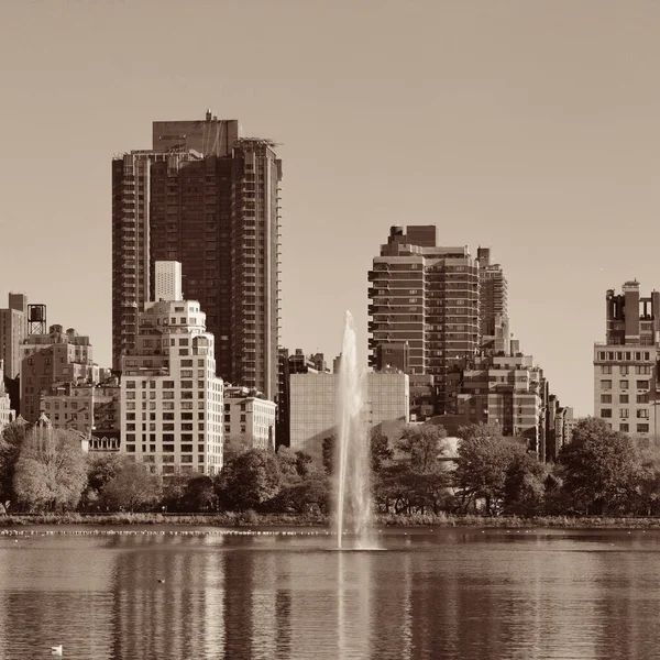 纽约市曼哈顿中央公园东侧的豪华建筑 位于秋天的湖面上 有喷泉 — 图库照片