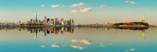 Центр Манхэттена Городскими Небоскребами Над Рекой Отражениями — стоковое фото