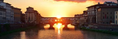 Ponte Vecchio, Floransa 'daki Arno Nehri Panoraması üzerinde gün batımında İtalya.