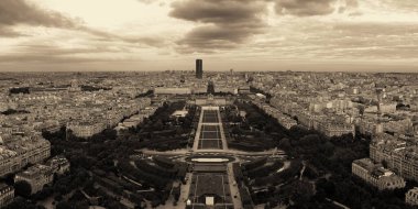 Paris şehrinin gökyüzü çatısı gün batımında, Fransa.