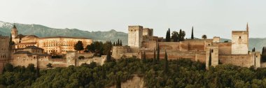 Granada Alhambra İspanya 'daki dağın üzerinden panoramik manzara.