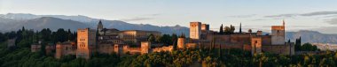 Granada Alhambra İspanya 'daki dağın üzerinden panoramik manzara.