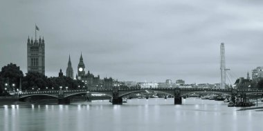 London Eye ve Westminster Palace ile Thames Nehri Panoraması Londra 'da siyah beyaz.