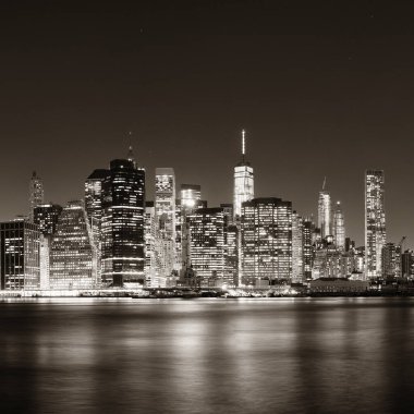 Manhattan şehir merkezi. New York 'ta gece East River üzerinde gökyüzü.