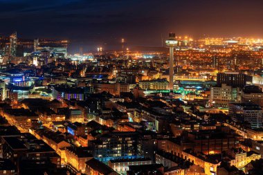 İngiltere 'de İngiltere' deki binalarla Liverpool 'un gökyüzü çatısı gece görüşü