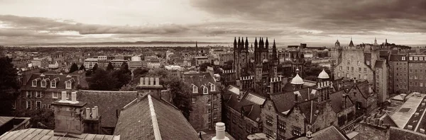歴史的建造物があるエディンバラ市の屋上からの眺め イギリス — ストック写真