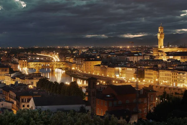 晚上从米开朗基罗广场俯瞰佛罗伦萨的天空 — 图库照片