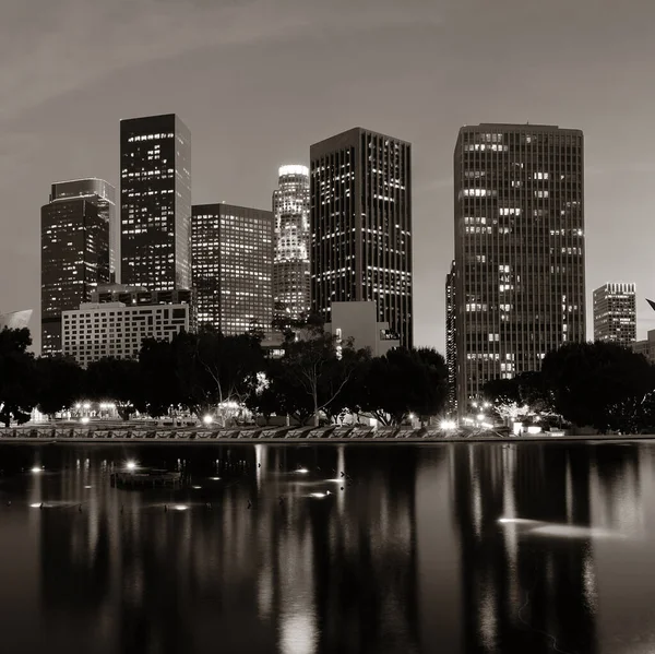 Los Ángeles Centro Por Noche Con Edificios Urbanos Lago —  Fotos de Stock