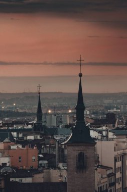 İspanya 'da gün batımında Madrid' in çatı manzarası yükseliyor..