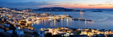 Mykonos körfezi gece yukarıdan izlendi. Yunanistan.