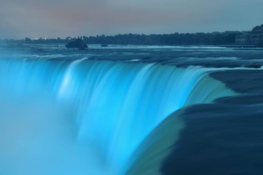 Geceleri Niagara Şelaleleri Kanada 'nın en ünlü doğal manzarasıdır.