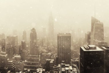 New York şehrinin tarihi mimarisi ile kış karında gökyüzü şehir manzarası 