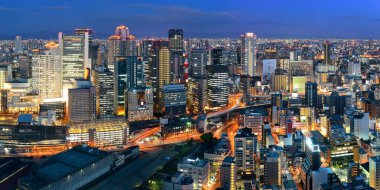 Gece panorama çatısı manzaralı Osaka şehri. Japonya.