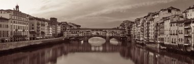 Ponte Vecchio Floransa 'daki Arno Nehri Panoraması üzerinde siyah beyaz.