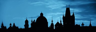 Prag Çek Cumhuriyeti 'ndeki tarihi binaların silueti gün doğumunda
