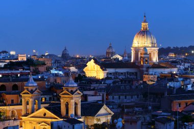 İtalya 'da geceleri antik mimari ile Roma çatısı manzarası. 