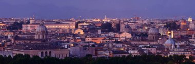 Roma 'nın çatısı gökyüzü manzaralı ve geceleri İtalya' da antik mimari. 