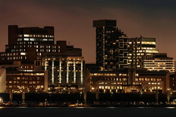 利物浦的天际线城市景观在夜间与英国的建筑物 — 图库照片