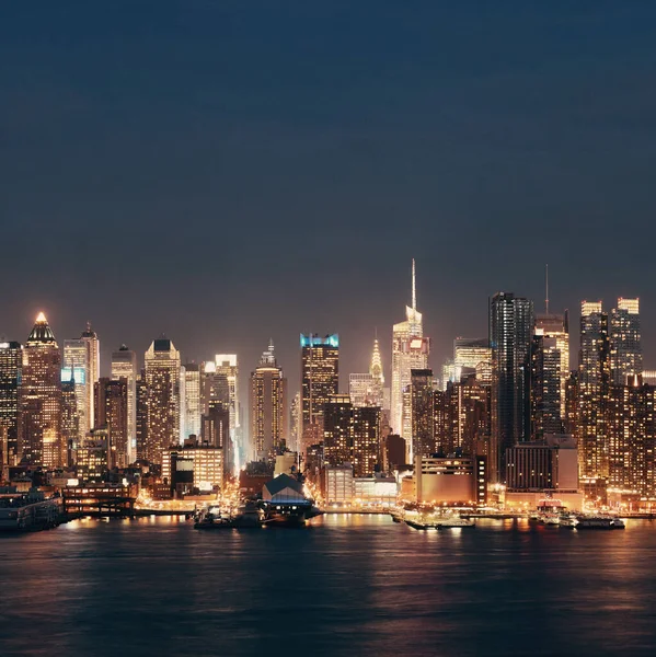 纽约市哈德逊河中城的天际线 夜间有摩天大楼 — 图库照片
