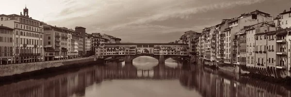 Ponte Vecchio Nad Arno Panorama Rzeki Florencji Włochy Czarno Białe — Zdjęcie stockowe