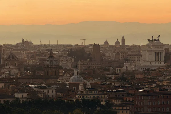 日の出前にイタリアの古代建築とローマの屋上ビュー — ストック写真