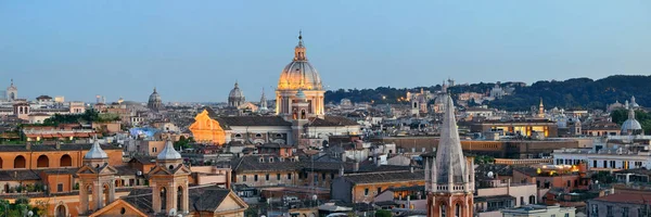 夜にイタリアのスカイラインと古代建築とローマの屋上ビュー — ストック写真