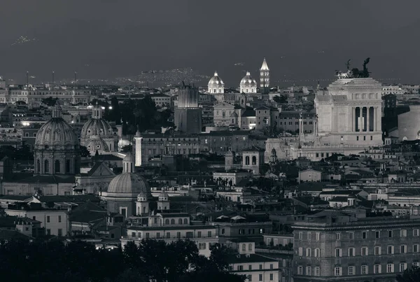 Roma Nın Çatısı Talya Antik Mimari Ile Geceleyin Siyah Beyaz — Stok fotoğraf