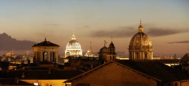 Roma çatı görünümü gün batımında İtalya antik mimariye sahip. 