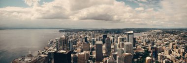 Şehir mimarisiyle Seattle çatısı manzarası.