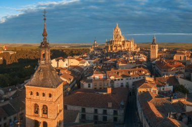 İspanya 'da gün doğumunda Segovia Katedrali hava manzarası.