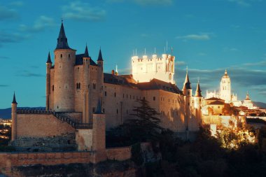 İspanya 'nın ünlü simgesi olarak geceleri Segovia' lı Alcazar.