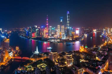 Şangay Pudong hava gece görüşü yukarıdan şehrin gökdelenleri ve Çin 'in gökdelenleri ile.