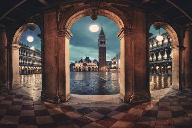 İtalya, Venedik 'teki Piazza San Marco' daki koridor gece görüşü.