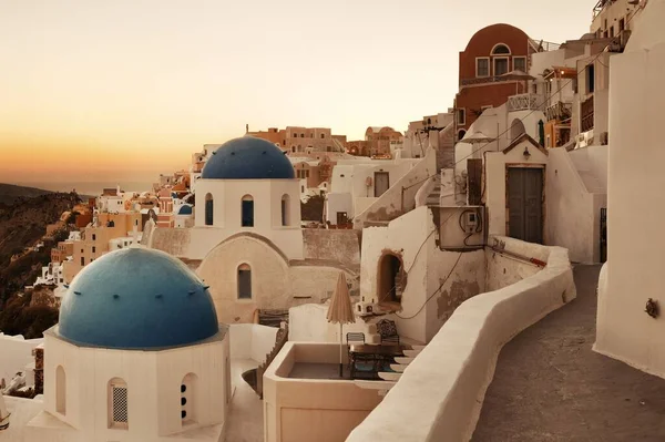 Santorini Horizonte Puesta Sol Con Cúpula Iglesia Azul Edificios Grecia —  Fotos de Stock