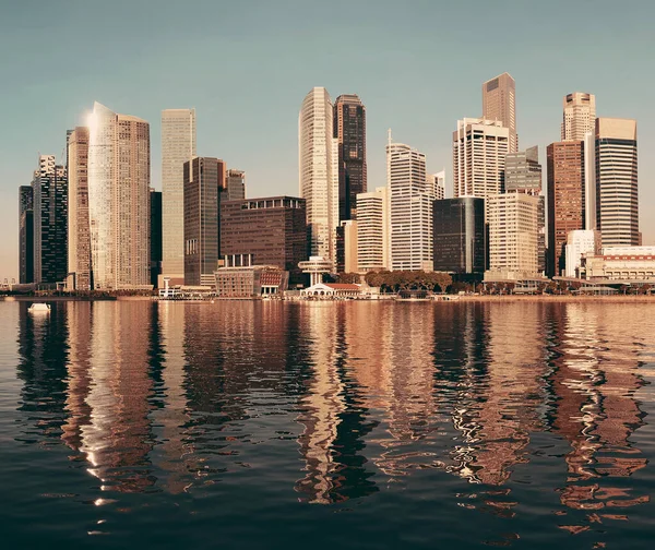 Singapore Skyline Med Urbana Byggnader Över Vatten — Stockfoto