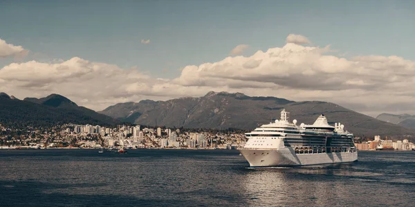 Navio Cruzeiro Skyline Cidade Com Montanhas Edifícios Urbanos Vancouver Canadá — Fotografia de Stock