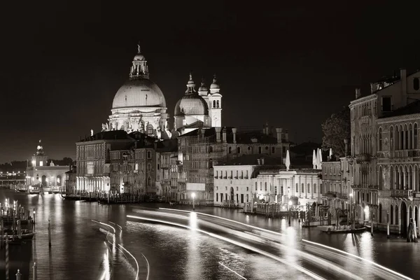 Upptagen Canal Grande Venedig Med Ljusa Spår Natten Italien — Stockfoto