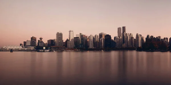 Vancouver Arquitetura Centro Cidade Barco Com Reflexos Água Pôr Sol — Fotografia de Stock