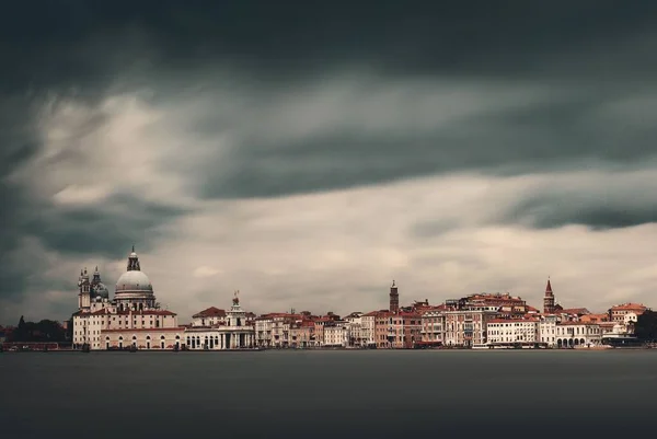 威尼斯的城市天际线 钟塔和穹顶在意大利海滨长时间曝光 — 图库照片