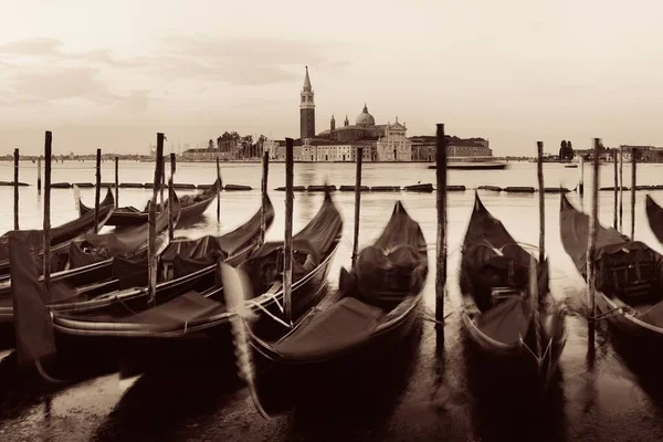 Πάρκο Gondola Στο Νερό Και Νησί San Giorgio Maggiore Στη — Φωτογραφία Αρχείου