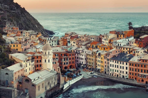 イタリア チンクテレの海の上の岩の上に建物とVernazza — ストック写真