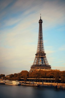 Eyfel Kulesi Paris, Fransa ile Seine Nehri.