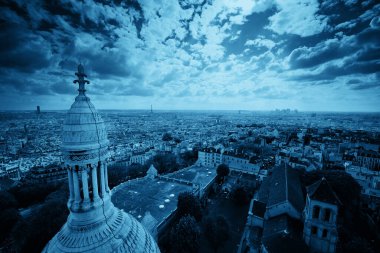 Paris, Fransa 'daki Sacre Coeur Katedrali ve Eyfel Kulesi' nin tepesinden görüntü.