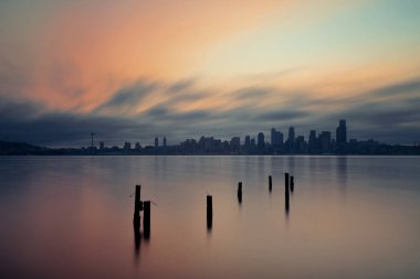 Seattle şehrinin ufuk çizgisi deniz aşırı terk edilmiş iskele ve şehir mimarisi..