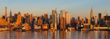 New York City şehir merkezi gökyüzü mimarisi New Jersey 'den izleniyor.